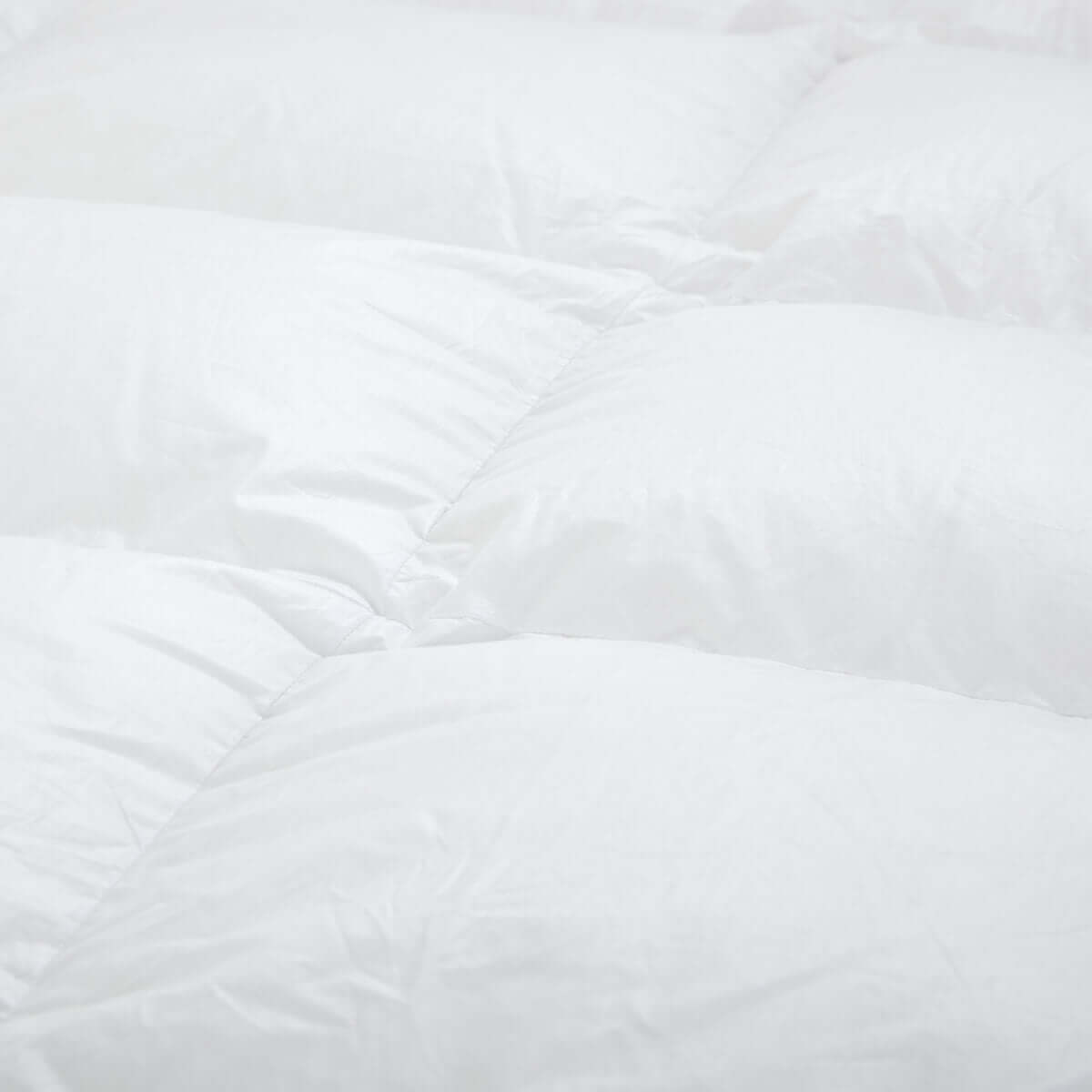 Luxurious Daunendecke Nordic by QUQON showcasing pristine white fabric and quilted texture for ultimate sleep comfort.